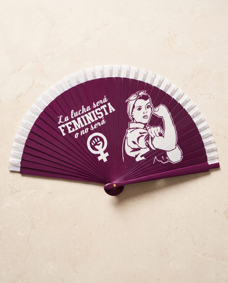 Cara principal del abanico La Lucha Será Feminista: mensaje sobre morado y figura de la mujer trabajadora