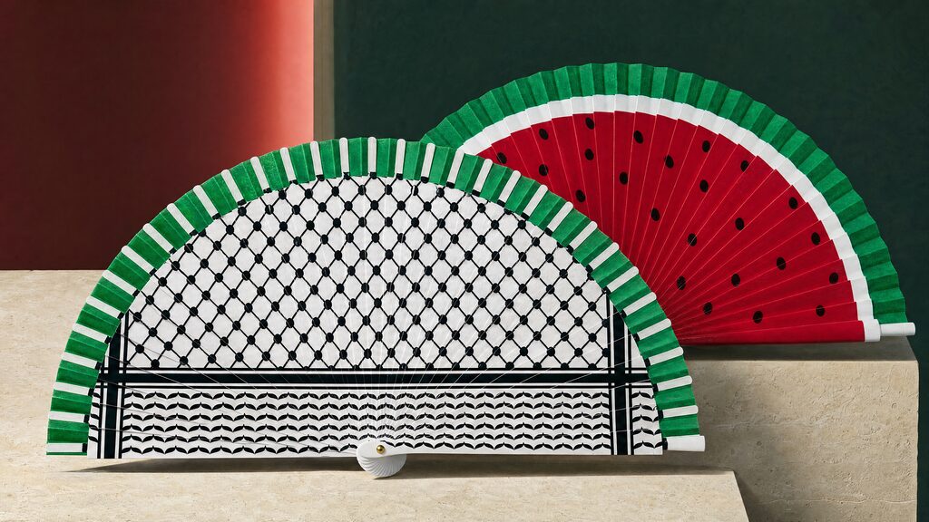 Las dos caras del abanico Sandía/Kufiya Palestina: delante la cara de la sandía en rojo y verde y detrás el patrón de la kufiya