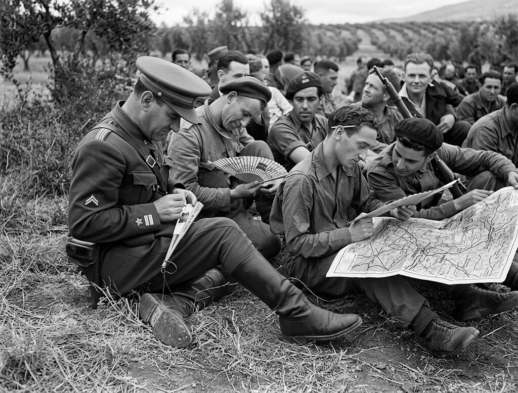 Fotografía documental de Walter Reuter: brigadistas de la Guerra Civil española firmando abanicos mientras otros observan las dedicatorias